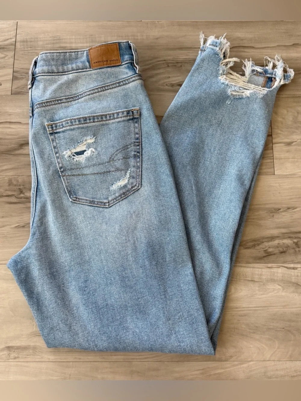 American Eagle Mom Jean Light Wash Distressed Denim Jeans Women’s Size 8 Long - Picture 4 of 9